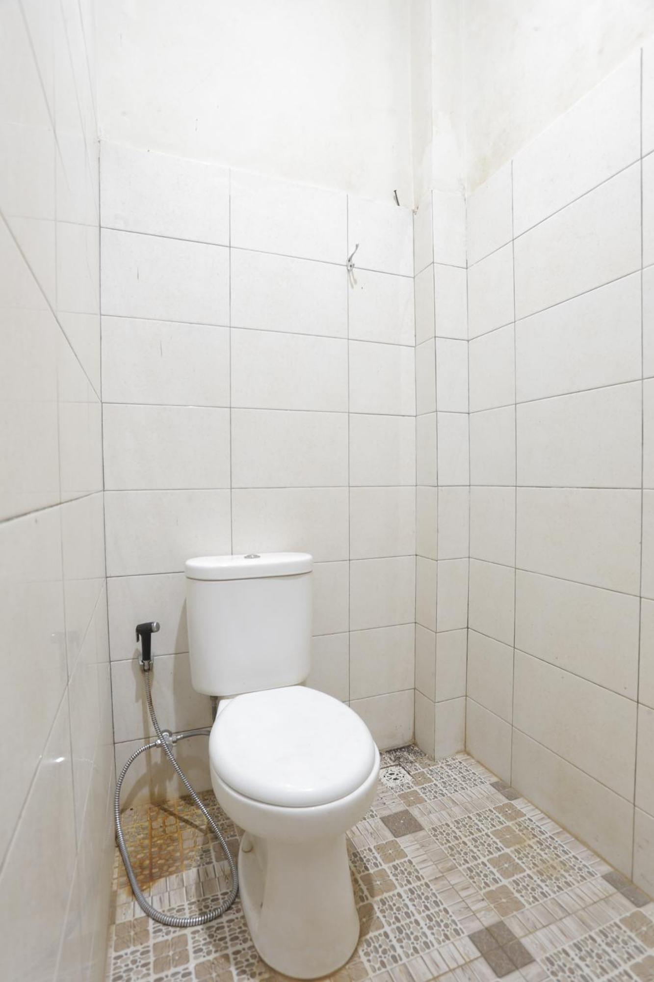 Oyo 93119 Guest House Leo Patra Muara Badak Bagian luar foto