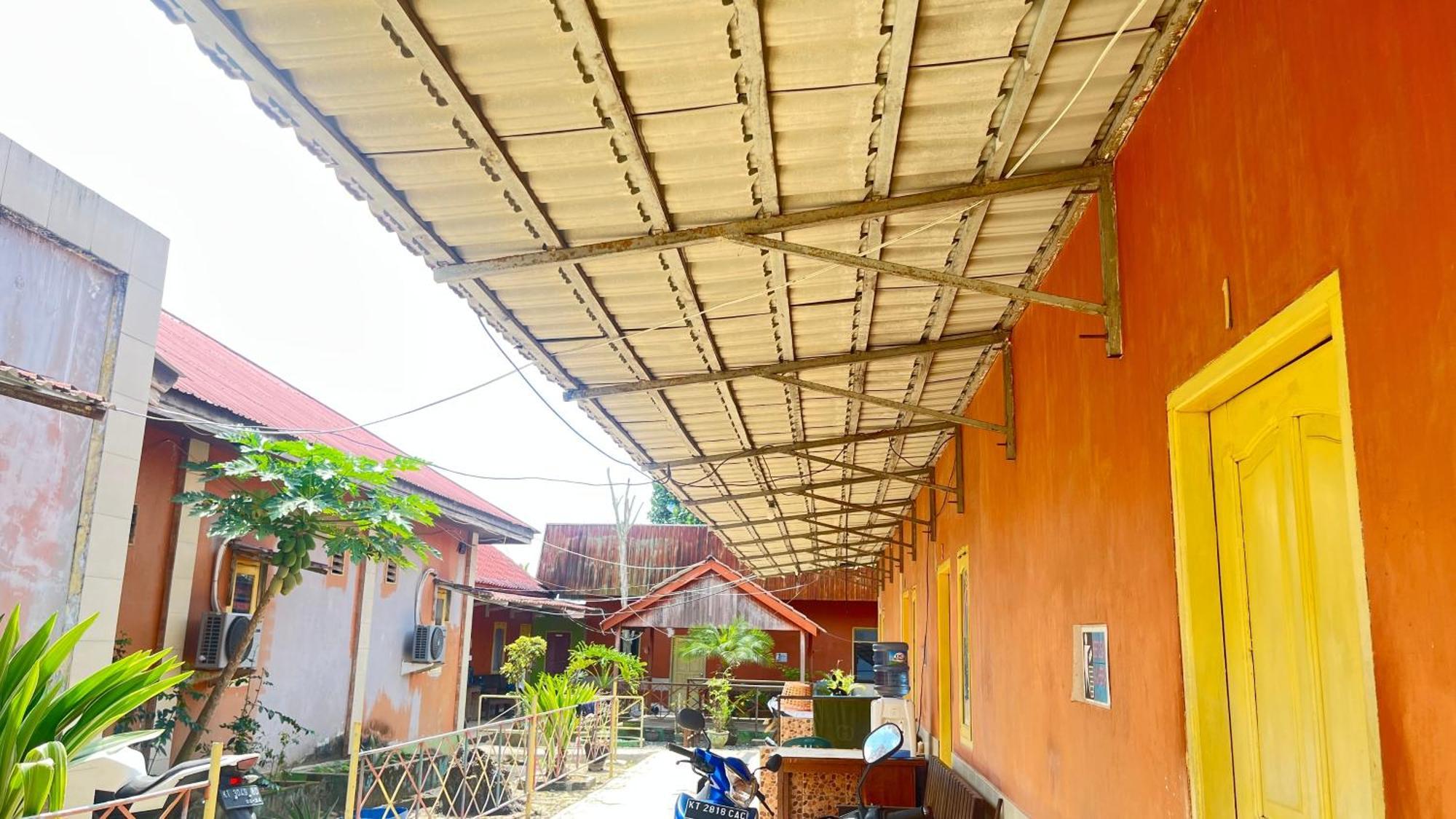 Oyo 93119 Guest House Leo Patra Muara Badak Bagian luar foto